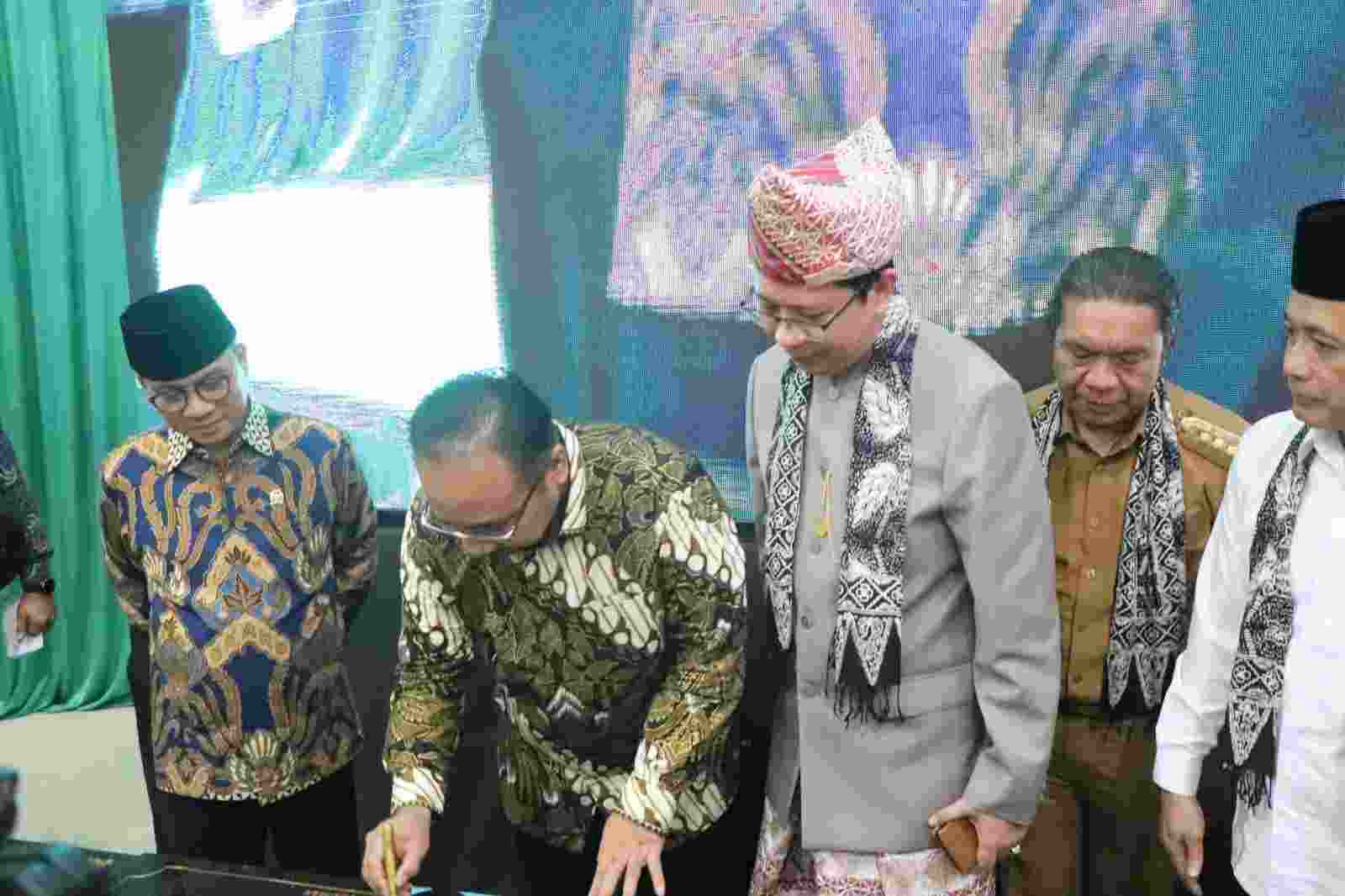 Gus Men Teken Prasasti Empat Gedung Kuliah SBSN UIN RIL Gus Men Teken Prasasti Empat Gedung Kuliah SBSN UIN RIL