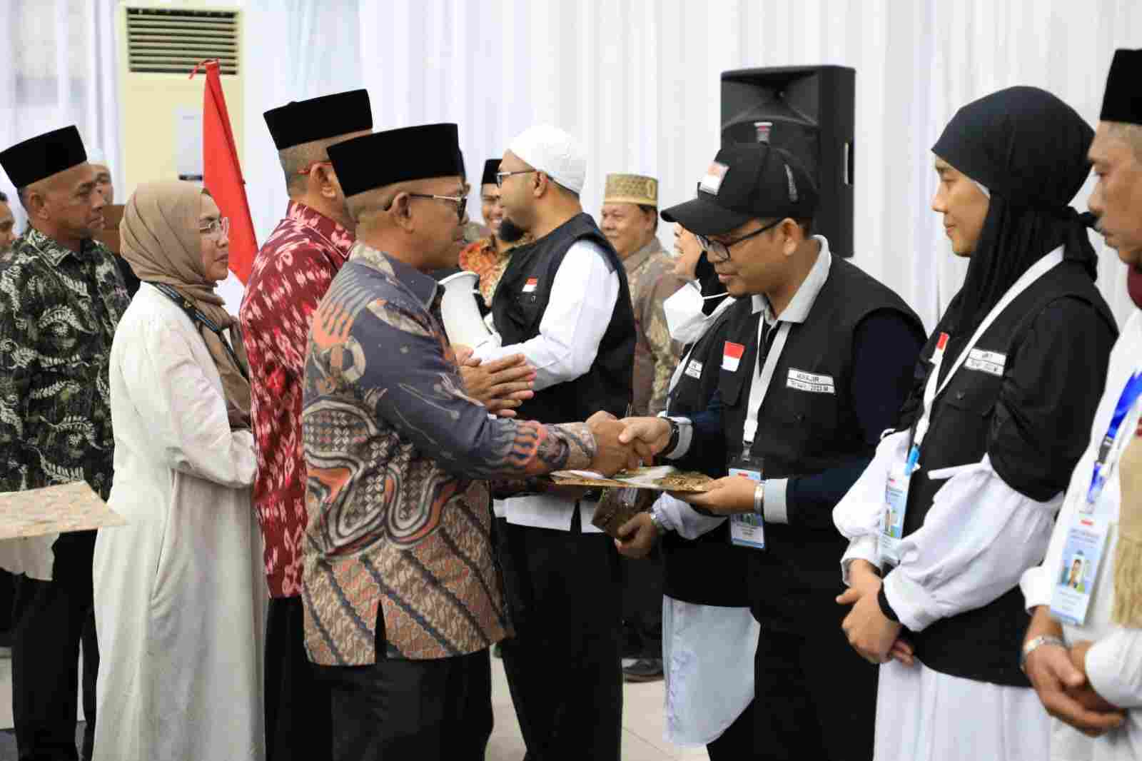 Ini Pesan Pj Bupati Aceh Utara Saat Pelepasan JCH Kloter 8 Ini Pesan Pj Bupati Aceh Utara Saat Pelepasan JCH Kloter 8