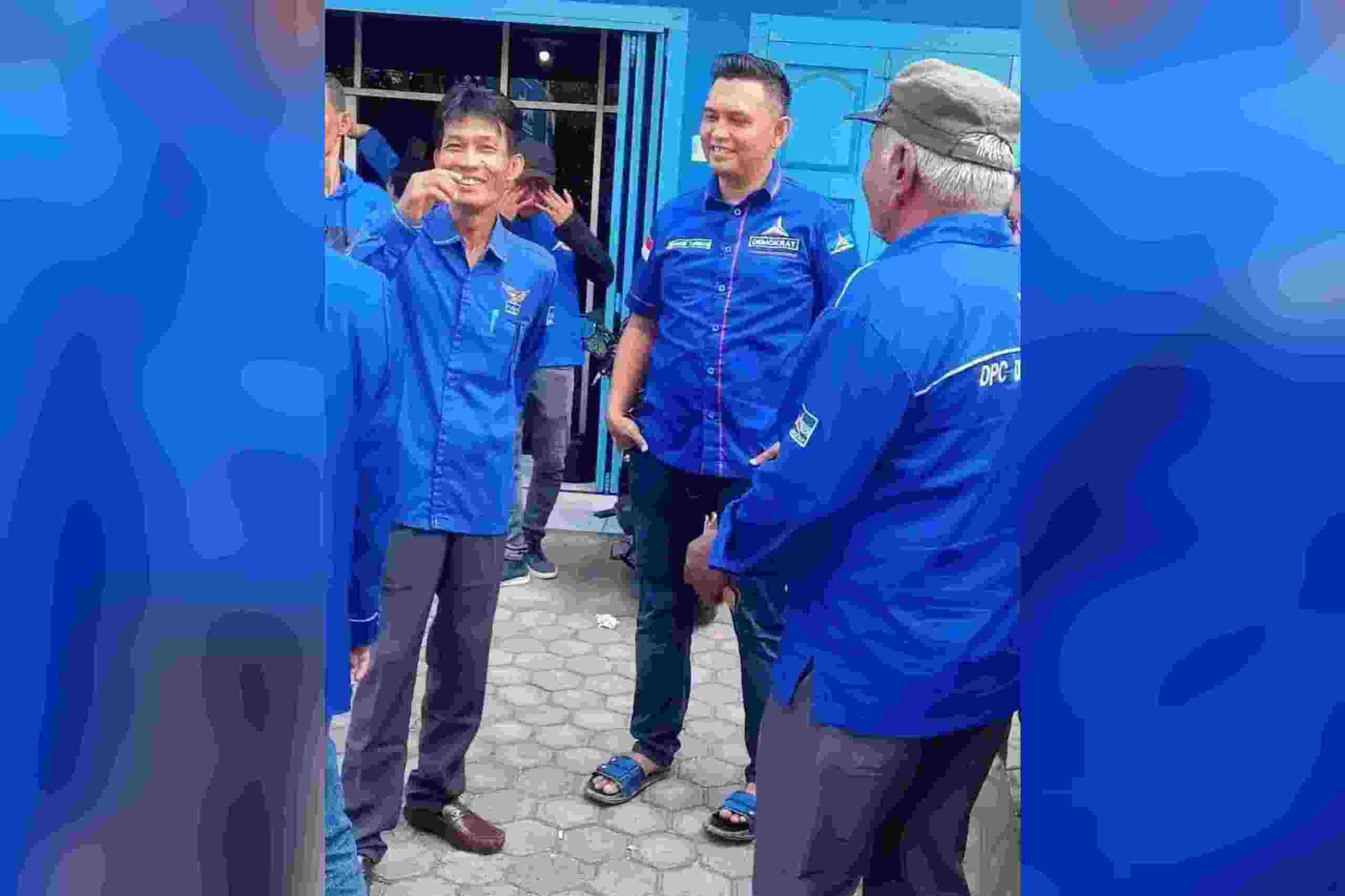 Edo Tarigan Tampil Beda Saat Mendaftarkan Diri Sebagai Bacaleg ke KPU Edo Tarigan Tampil Beda Saat Mendaftarkan Diri Sebagai Bacaleg ke KPU