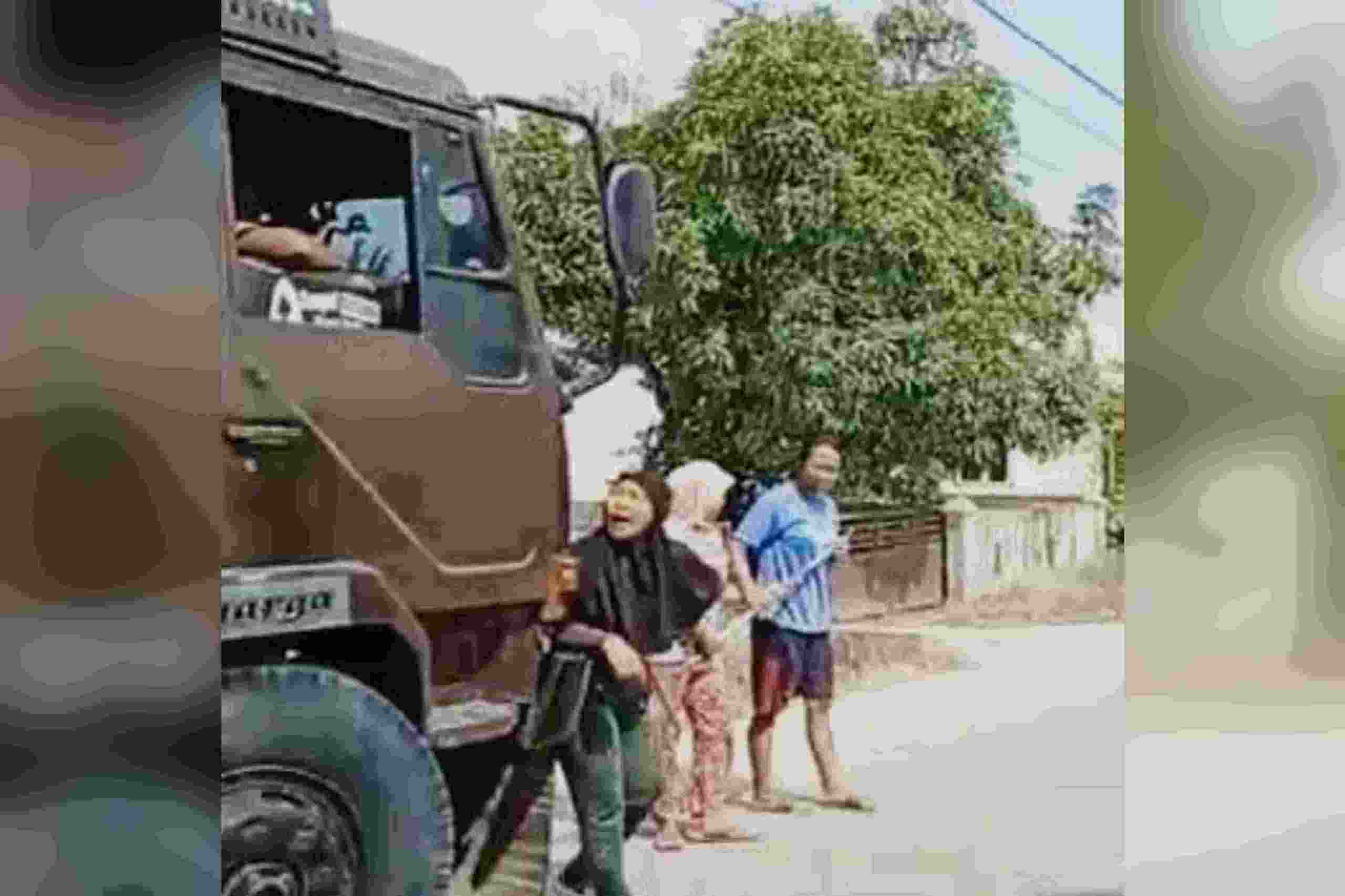 Diduga Kades Terima Upeti dari Galian C, Warga Demo Hentikan Truck Dijalan Diduga Kades Terima Upeti dari Galian C, Warga Demo Hentikan Truck Dijalan