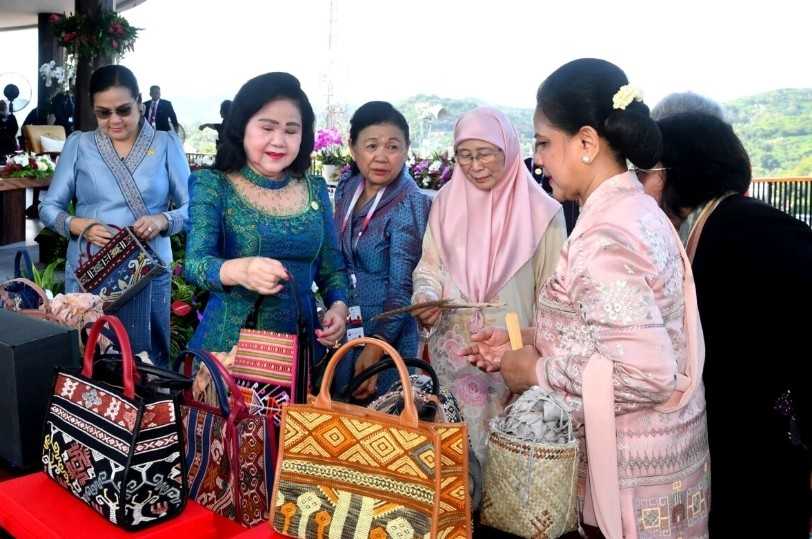 Kehangatan Spouse Program ASEAN dan Pesona Labuan Bajo dari Puncak Waringin Kehangatan Spouse Program ASEAN dan Pesona Labuan Bajo dari Puncak Waringin