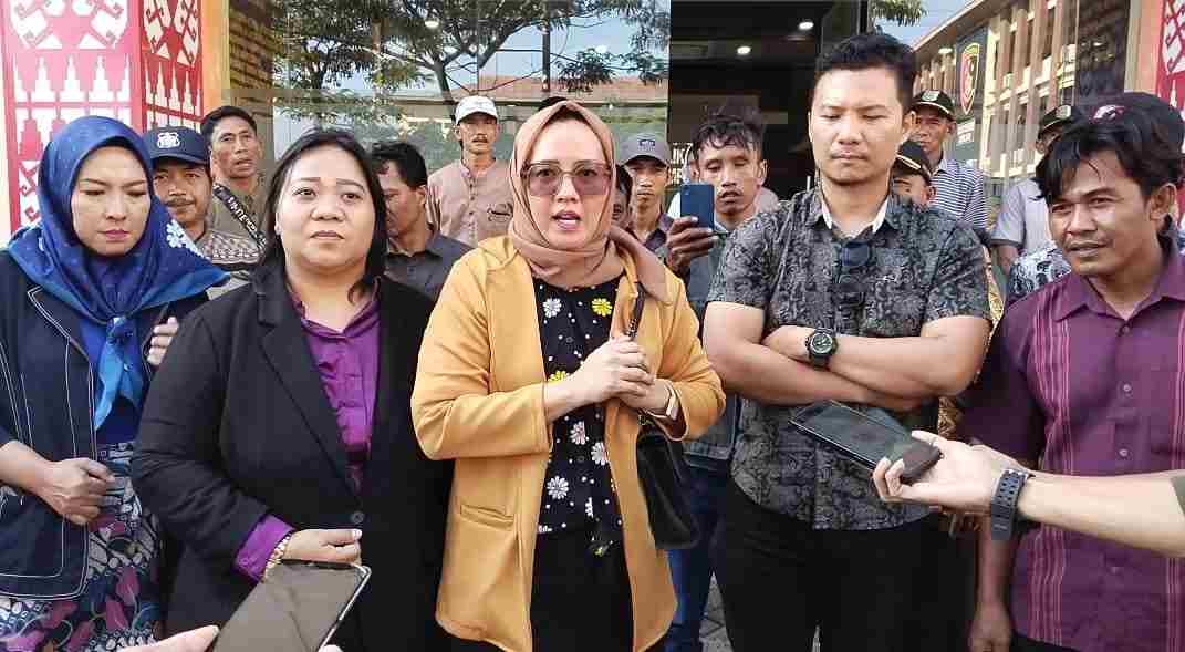 Warga Wayhilau Lapor ke Polda Lampung Perihal Dugaan Korupsi Pj Sekcam Warga Wayhilau Lapor ke Polda Lampung Perihal Dugaan Korupsi Pj Sekcam