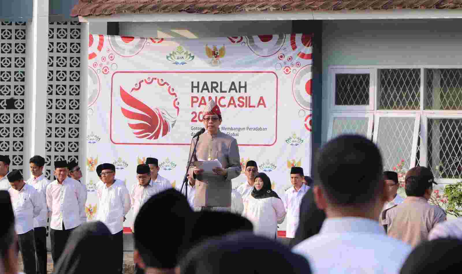 Upacara Peringatan Harlah Pancasila, Rektor UIN RIL Bacakan Amanat Presiden RI Upacara Peringatan Harlah Pancasila, Rektor UIN RIL Bacakan Amanat Presiden RI