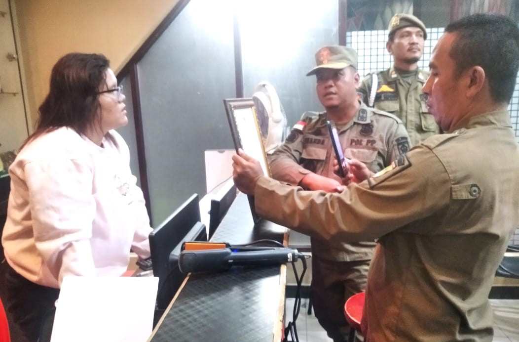 Pemkab Bersama Polres Asahan Lakukan Razia di Tempat Hiburan Malam Pemkab Bersama Polres Asahan Lakukan Razia di Tempat Hiburan Malam