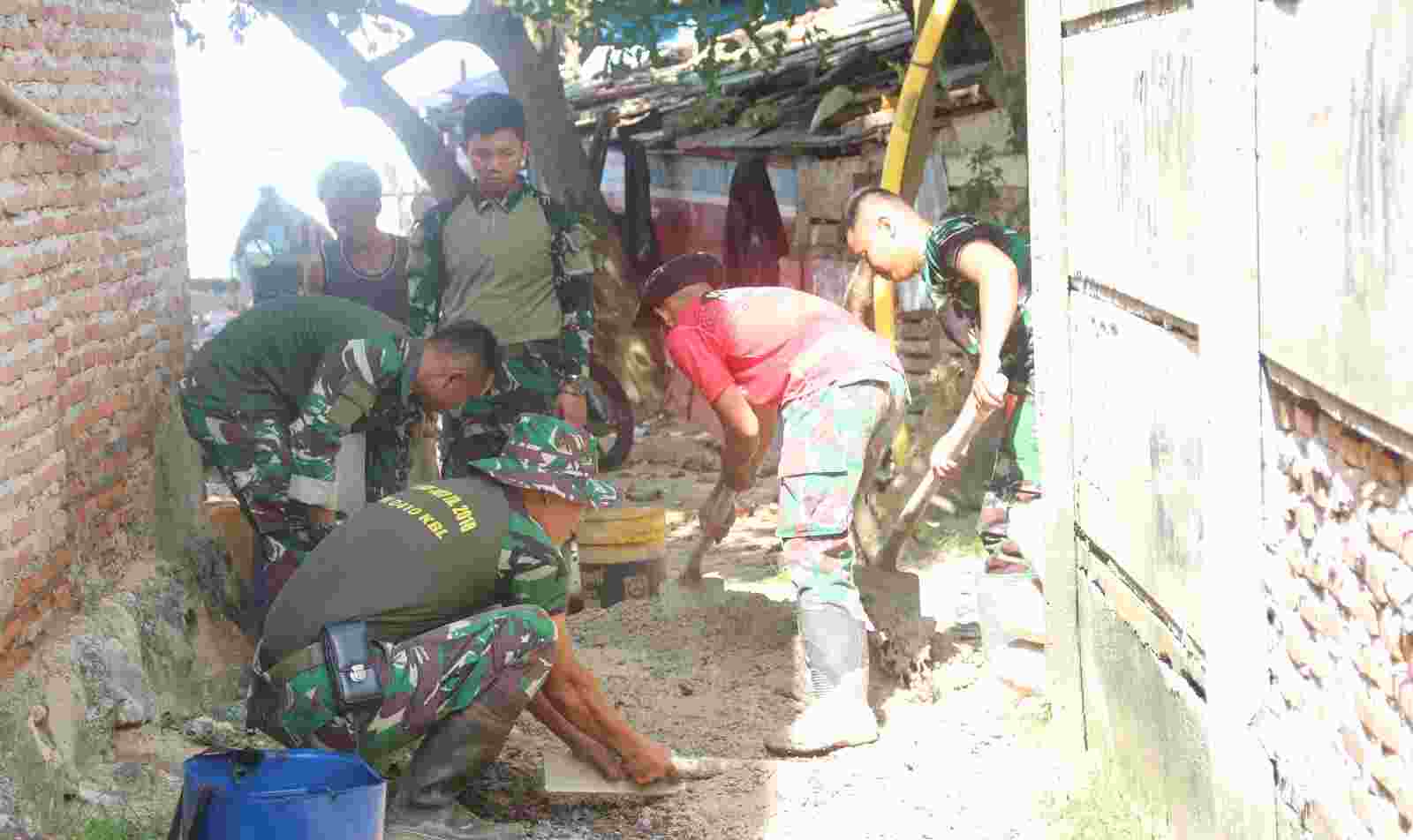 Gotong-Royong Bersama Warga, Satgas TMMD Laksanakan Rabat Beton di Areal Kampung Baru III Gotong-Royong Bersama Warga, Satgas TMMD Laksanakan Rabat Beton di Areal Kampung Baru III