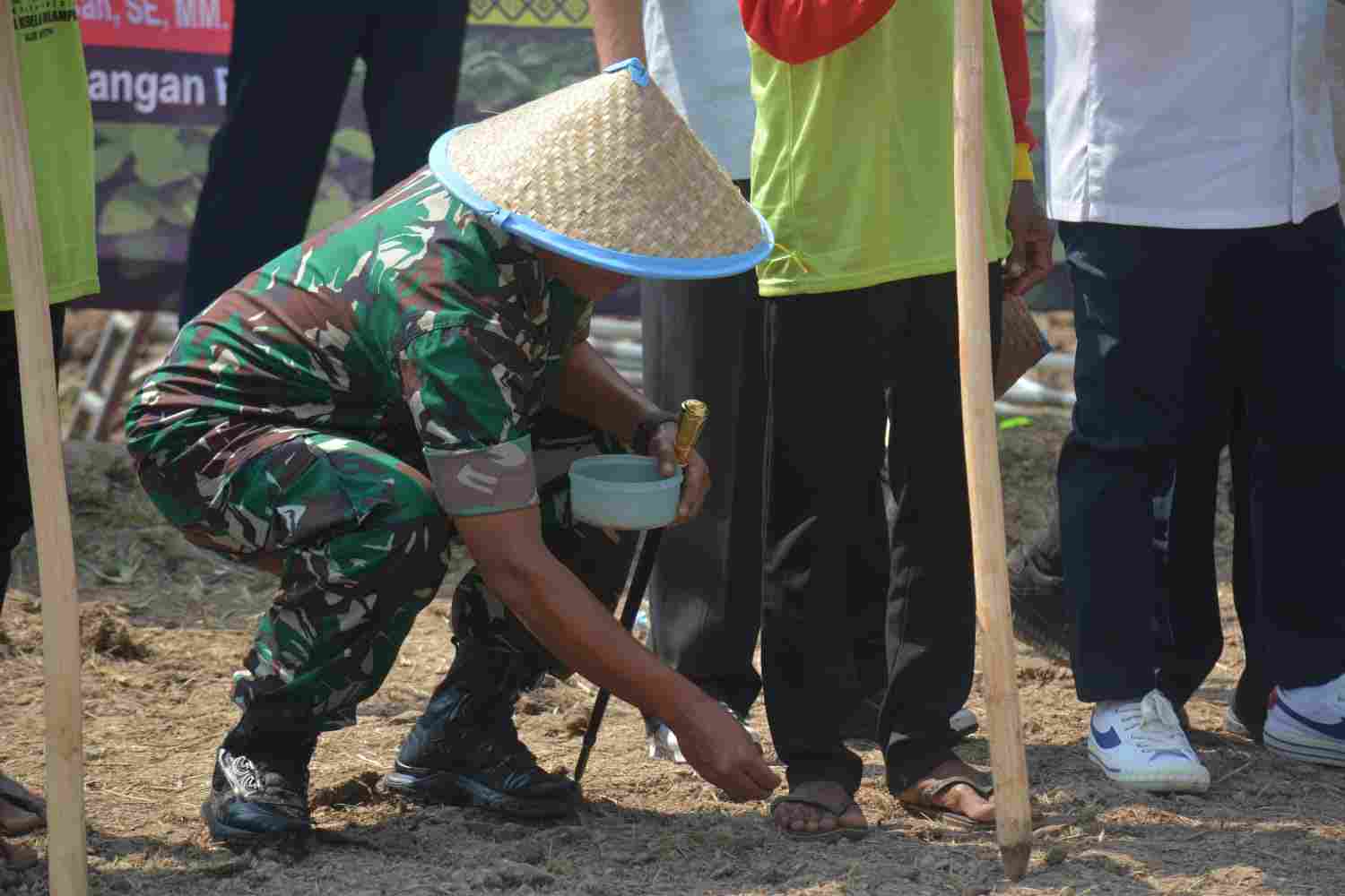 Danrem 043/Gatam Berikan Apresiasi Gerakan Tanam Kedelai di Pekon Banjar Masin Danrem 043/Gatam Berikan Apresiasi Gerakan Tanam Kedelai di Pekon Banjar Masin