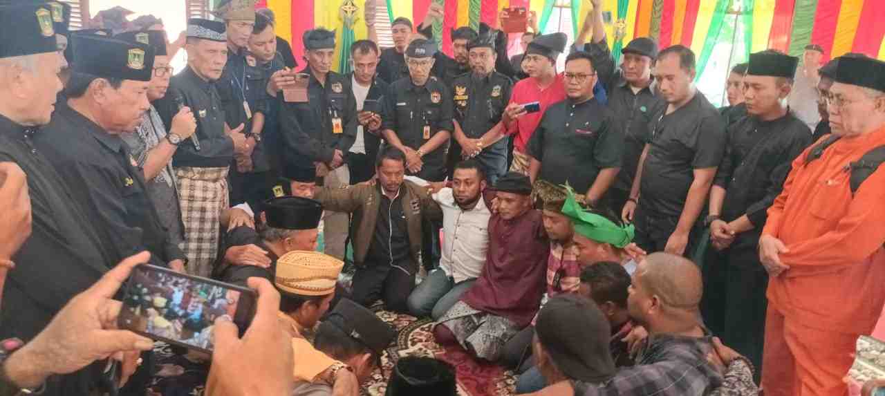 Peristiwa Pengeroyokan Menempuh Jalan Damai Secara Adat, Disaksikan oleh LAM Tanjungpinang dan PKF Peristiwa Pengeroyokan Menempuh Jalan Damai Secara Adat, Disaksikan oleh LAM Tanjungpinang dan PKF