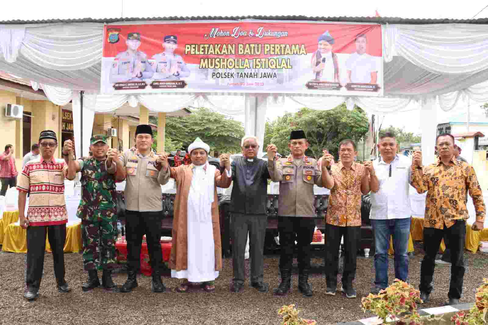 Kapolres Bersama TGB, Peletakan Batu Pertama Pembangunan Musholla Polsek Tanah Jawa Kapolres Bersama TGB, Peletakan Batu Pertama Pembangunan Musholla Polsek Tanah Jawa