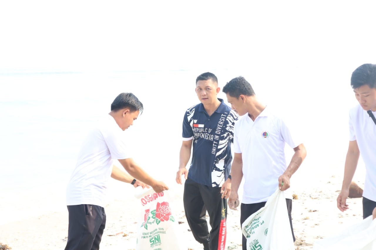 Peduli Lingkungan Polres Pesisir Barat Bersihkan Sampah Peduli Lingkungan Polres Pesisir Barat Bersihkan Sampah