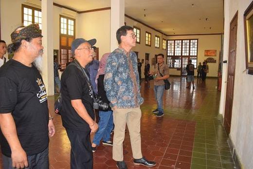 Pameran Lukisan Kolaborasi Pelukis Dua Generasi dan Arimbi Digelar di Monod Deiphuis Pameran Lukisan Kolaborasi Pelukis Dua Generasi dan Arimbi Digelar di Monod Deiphuis