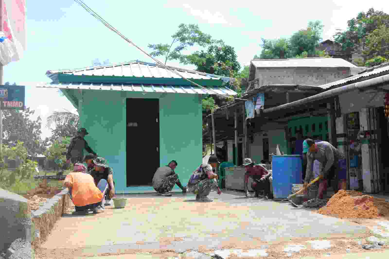 Percantik Bangunan Posyandu, Satgas TMMD Lanjut Membuat Taman Berukuran Mini Percantik Bangunan Posyandu, Satgas TMMD Lanjut Membuat Taman Berukuran Mini