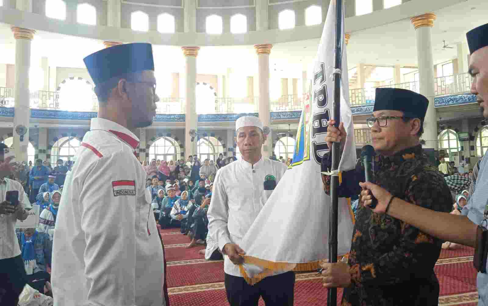 Pemkot Melepaskan 320 CJH, Wahdi: Peserta Bisa Menjalani Ibadah dan Ikuti Pembimbing Pemkot Melepaskan 320 CJH, Wahdi: Peserta Bisa Menjalani Ibadah dan Ikuti Pembimbing