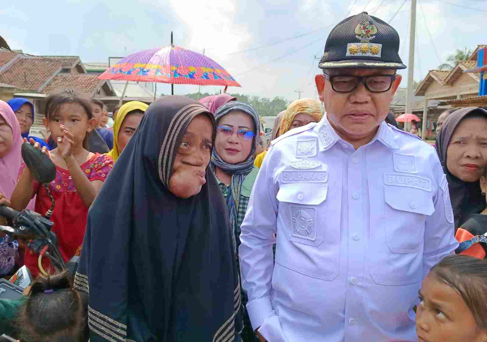 Gerak dan Respon Cepat Pemkab, Drs. Sulpakar Kunjungi Warga yang Mengidap Penyakit Tumor Gerak dan Respon Cepat Pemkab, Drs. Sulpakar Kunjungi Warga yang Mengidap Penyakit Tumor