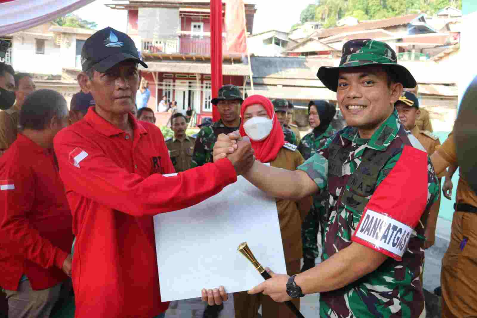 Secara Simbolis Dandim 0410/KBL dan Walikota Serahkan Bantuan Kasad Kepada Warga Secara Simbolis Dandim 0410/KBL dan Walikota Serahkan Bantuan Kasad Kepada Warga