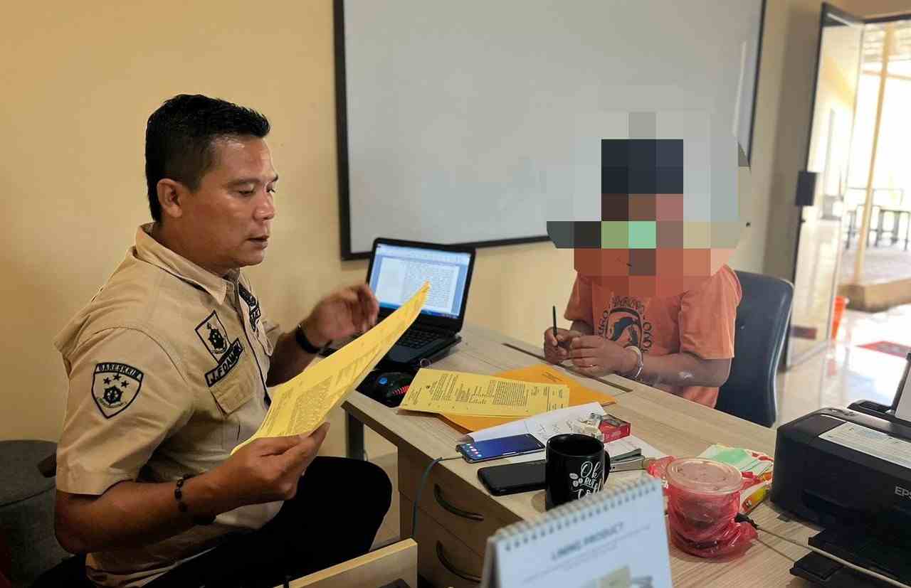 Satreskrim Polres Bintan Tangkap Ayah Bejat Gauli Anak Tiri Selama 2 Tahun Satreskrim Polres Bintan Tangkap Ayah Bejat Gauli Anak Tiri Selama 2 Tahun