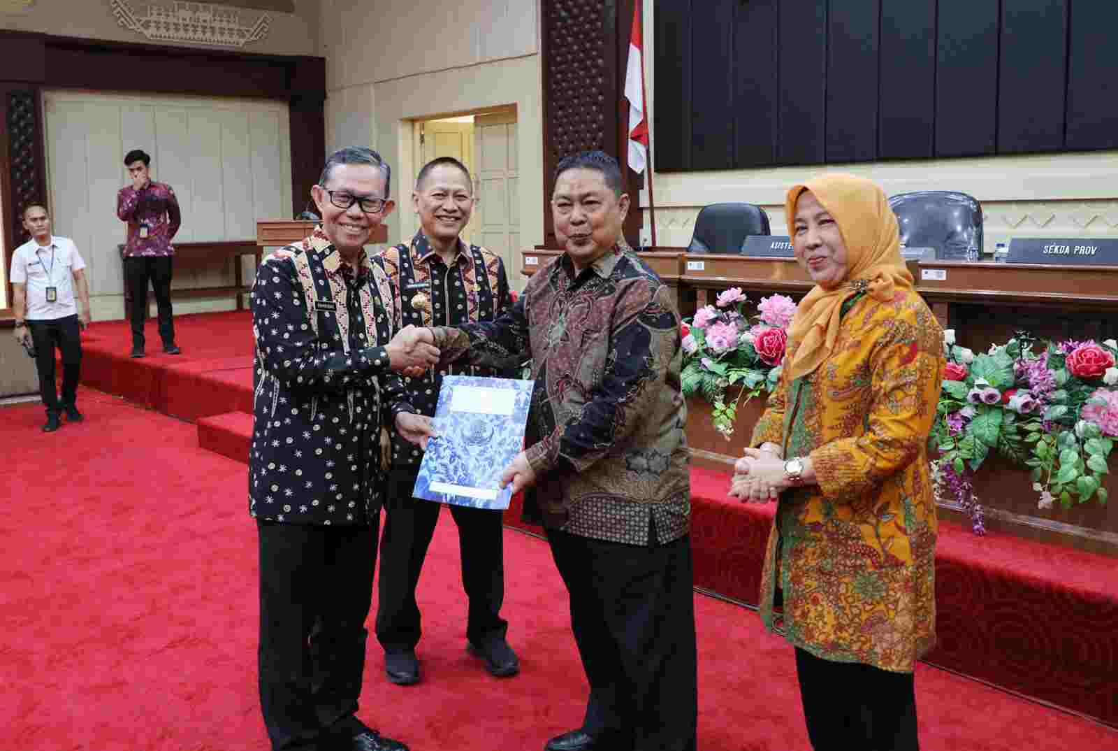 Sekdaprov Fahrizal Lepas Staf Ahli Gubernur Syaiful Darmawan Memasuki Masa Purna Tugas Sekdaprov Fahrizal Lepas Staf Ahli Gubernur Syaiful Darmawan Memasuki Masa Purna Tugas