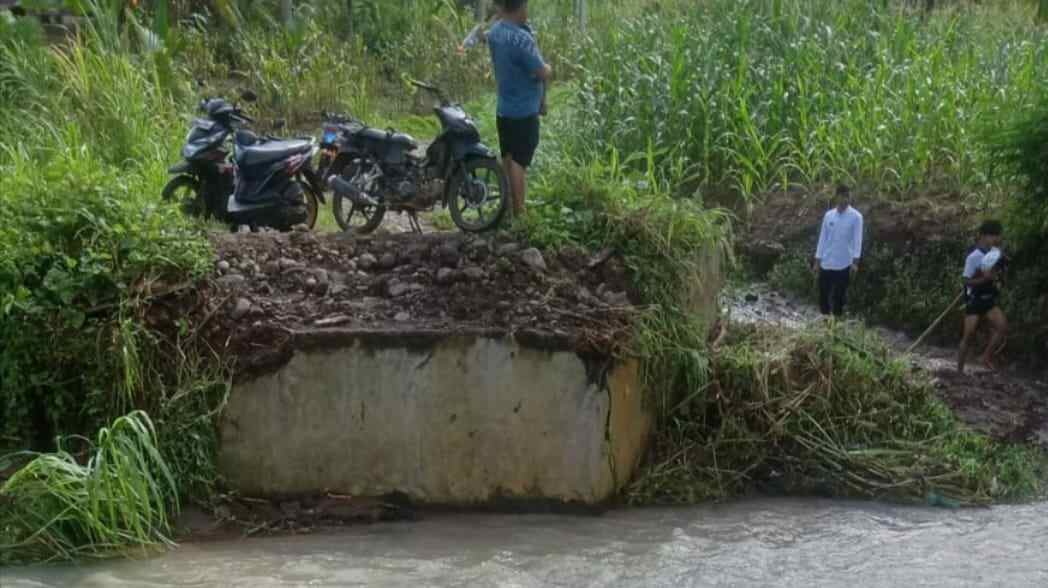 Pekon Sampang Turus di Landa Banjir, Jembatan Darurat Hanyut dan Tanggul Jebol Pekon Sampang Turus di Landa Banjir, Jembatan Darurat Hanyut dan Tanggul Jebol