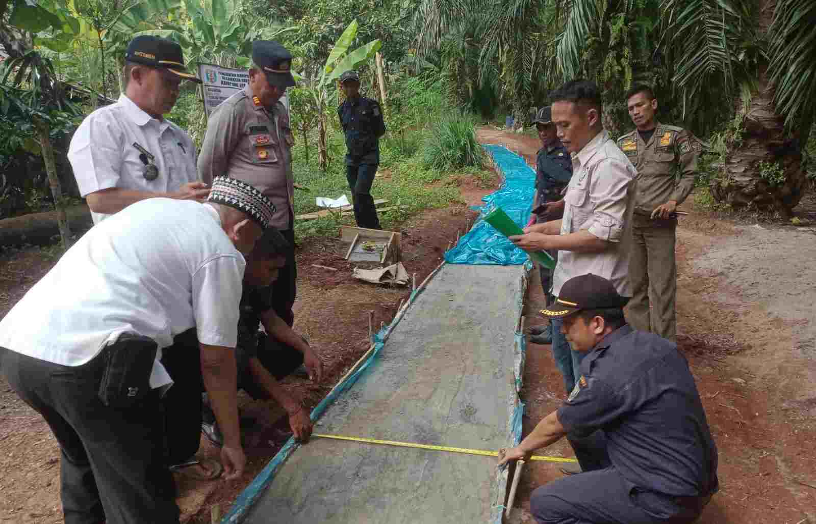 Bersama Tim Camat Rebang Tangkas Tinjau Jalan Usaha Tani di Kampung Lebak Peningan Bersama Tim Camat Rebang Tangkas Tinjau Jalan Usaha Tani di Kampung Lebak Peningan
