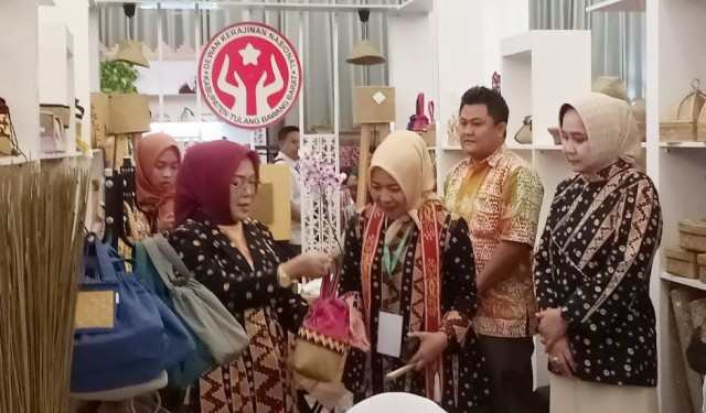 Istri Menteri Pemdes PDTT Kunjungi Lampung Craft 2023 Istri Menteri Pemdes PDTT Kunjungi Lampung Craft 2023