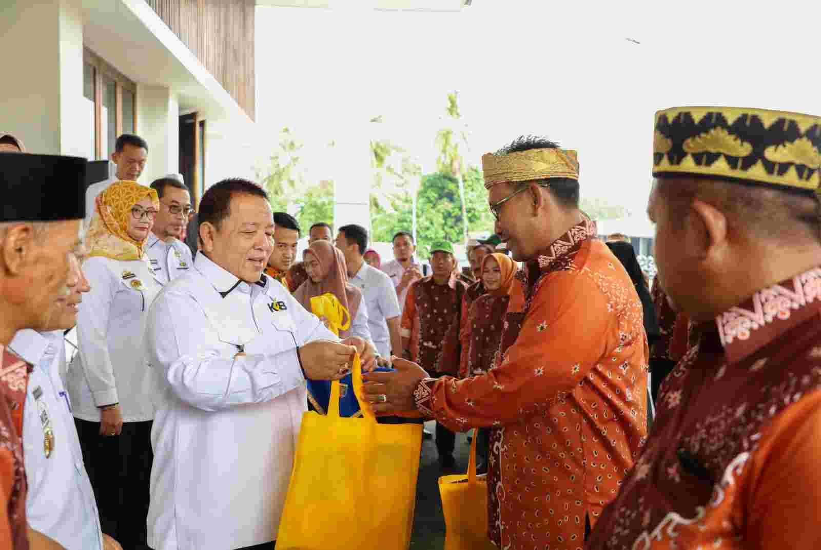 Gubernur Arinal Lepas Kontingen KTNA Ikuti Penas Petani Nelayan XVI Tahun 2023 Gubernur Arinal Lepas Kontingen KTNA Ikuti Penas Petani Nelayan XVI Tahun 2023