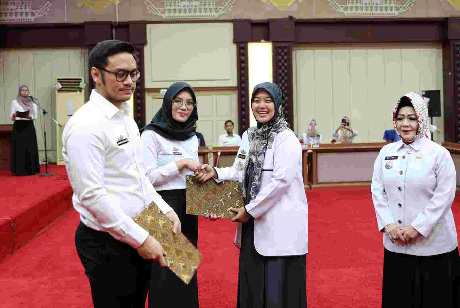 Wagub Nunik Serahkan SK Gubernur Tentang Pengangkatan PPPK Jabatan Fungsional Kesehatan Wagub Nunik Serahkan SK Gubernur Tentang Pengangkatan PPPK Jabatan Fungsional Kesehatan