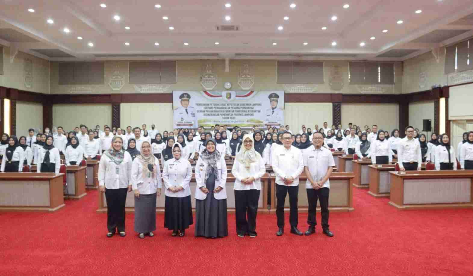 Wagub Chusnunia Serahkan SK Pengangkatan Pegawai Pemerintah Dengan Perjanjian Kerja Wagub Chusnunia Serahkan SK Pengangkatan Pegawai Pemerintah Dengan Perjanjian Kerja