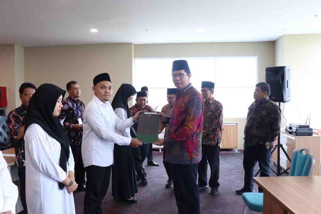 Serahkan SK PNS, Rektor Berikan Arahan Serahkan SK PNS, Rektor Berikan Arahan