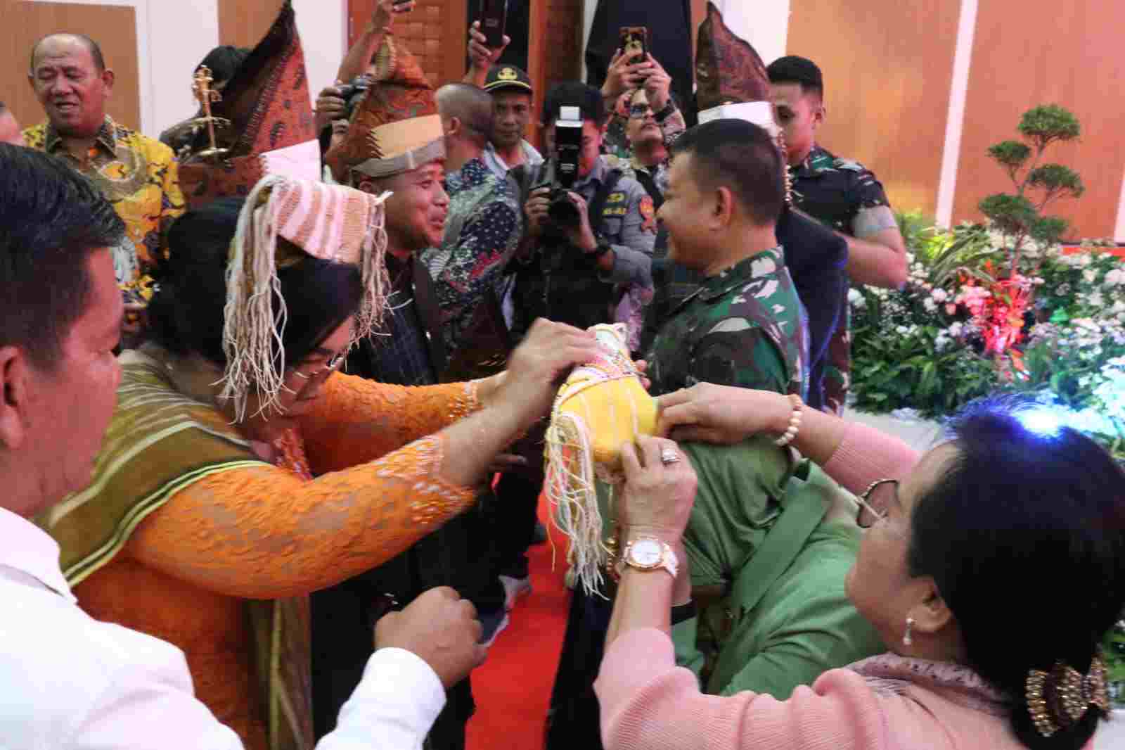 Kapolres Simalungun dan Forkopimda Sambut Kunjungan Silahturahmi KSAD TNI AD Kapolres Simalungun dan Forkopimda Sambut Kunjungan Silahturahmi KSAD TNI AD