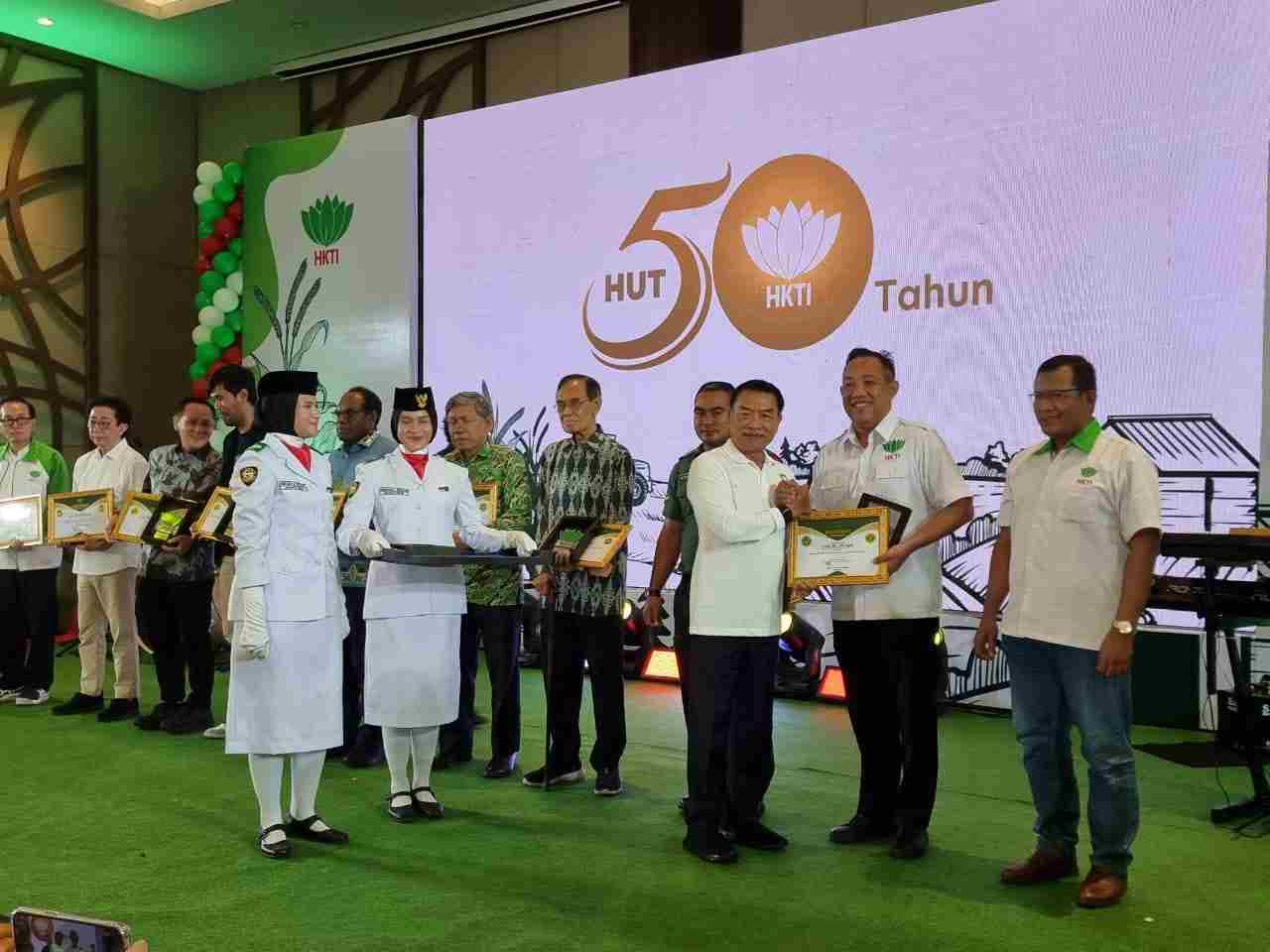 Umar Ahmad Diganjar Penghargaan oleh DPP HKTI Umar Ahmad Diganjar Penghargaan oleh DPP HKTI