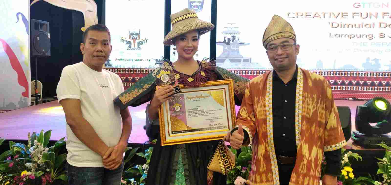 Sesly Deno Putri Sabet Juara Umum Diajang Creativ Fun Fashion Show Tahun 2023 Sesly Deno Putri Sabet Juara Umum Diajang Creativ Fun Fashion Show Tahun 2023