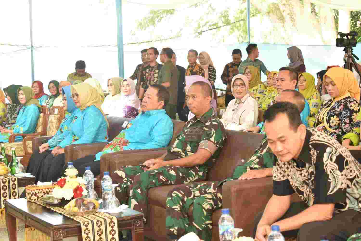 Kasilog Kasrem 043/Gatam Ajak Masyarakat Lampung Biasakan Makan Ikan Sejak Dini Kasilog Kasrem 043/Gatam Ajak Masyarakat Lampung Biasakan Makan Ikan Sejak Dini