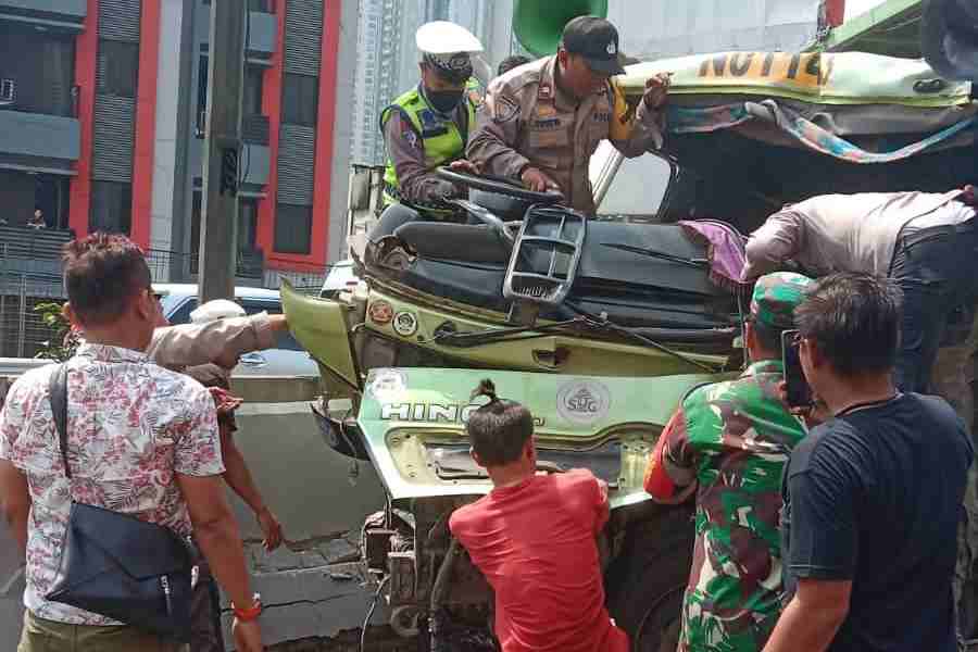 Laka Lantas Kernet Kejepit, Polisi Bantu Evakuasi Laka Lantas Kernet Kejepit, Polisi Bantu Evakuasi