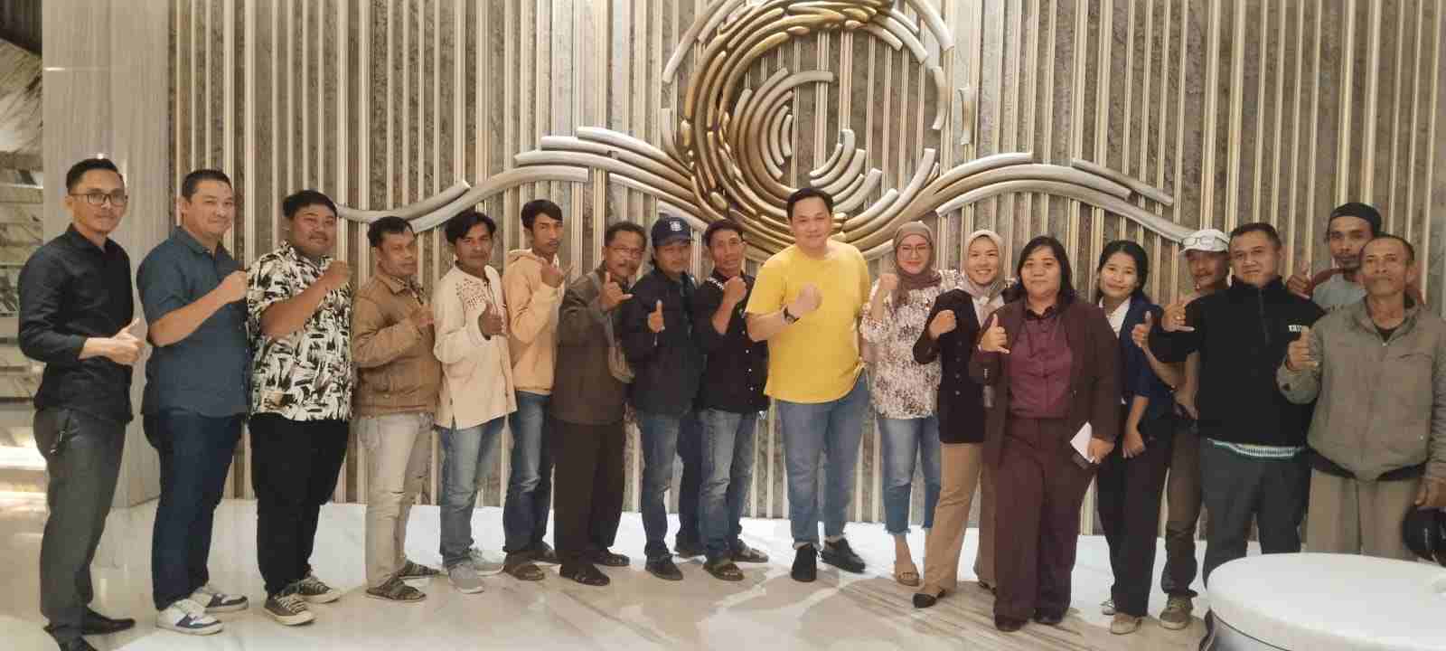 Gerah dilaporkan ke Polda, Mantan Pj Kades Irwan Rosa Balik Intimidasi Para Korban Gerah dilaporkan ke Polda, Mantan Pj Kades Irwan Rosa Balik Intimidasi Para Korban