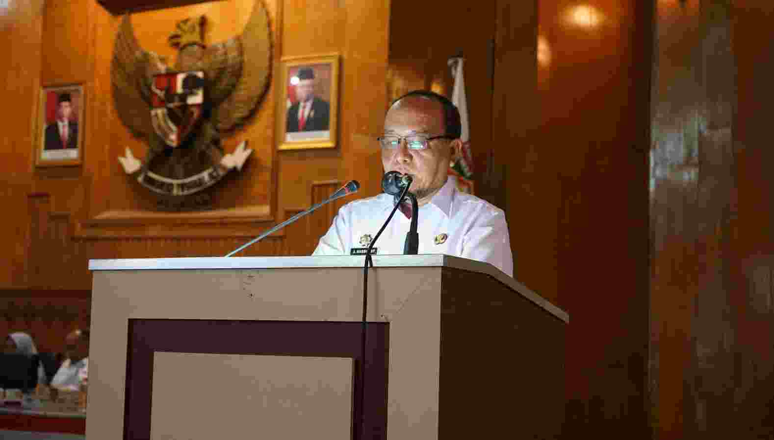 Jhon Hardi Sampaikan Jawaban Pandangan Umum Fraksi DPRD Kabupaten Asahan Jhon Hardi Sampaikan Jawaban Pandangan Umum Fraksi DPRD Kabupaten Asahan