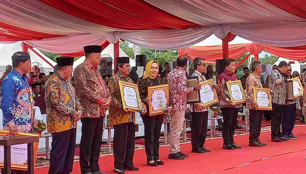 Gubernur Terima Penghargaan dari Menteri Pertanian RI Pada Penutupan Penas Tani Nelayan XVI Gubernur Terima Penghargaan dari Menteri Pertanian RI Pada Penutupan Penas Tani Nelayan XVI