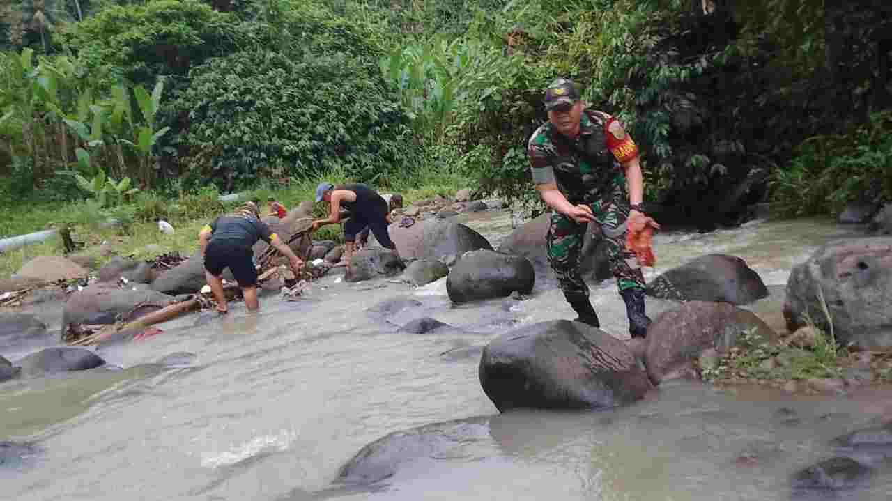 Waspada Banjir, Babinsa Koramil TBU Bersama Lurah dan Warga Gotong-royong Bersihkan Sungai Waspada Banjir, Babinsa Koramil TBU Bersama Lurah dan Warga Gotong-royong Bersihkan Sungai
