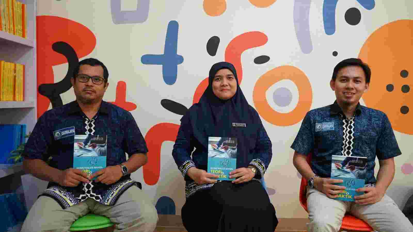 Kolaborasi Dosen Antar Prodi Hasilkan Buku Ajar “Komunikasi Bisnis Teori & Praktik” Kolaborasi Dosen Antar Prodi Hasilkan Buku Ajar “Komunikasi Bisnis Teori & Praktik”