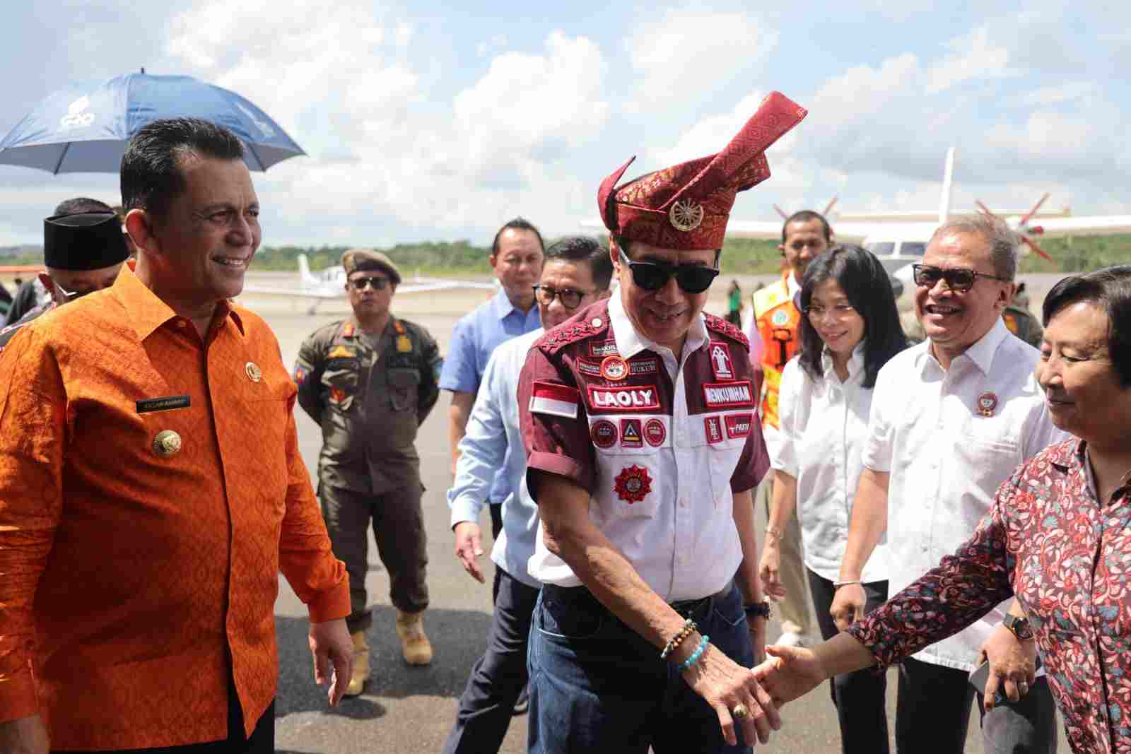 Gubernur Ansar Sambut Kedatangan Menteri Hukum dan HAM RI di Bandara RHF Gubernur Ansar Sambut Kedatangan Menteri Hukum dan HAM RI di Bandara RHF