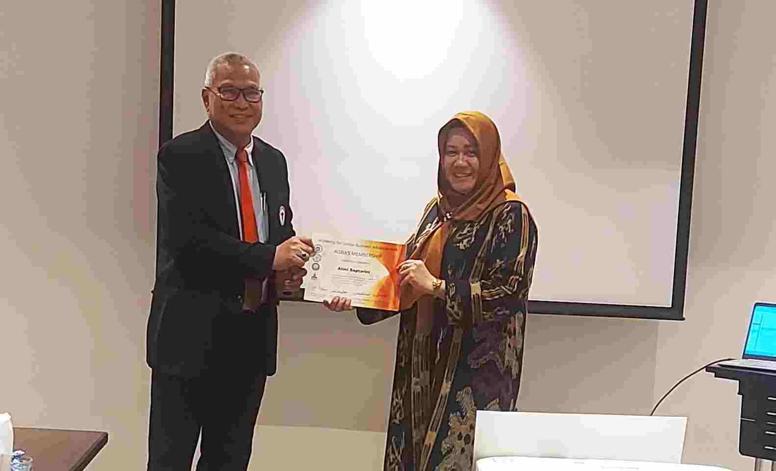 Dosen Kampus The Best ini Raih Best Paper dalam Conference Internasional di Dubai Dosen Kampus The Best ini Raih Best Paper dalam Conference Internasional di Dubai