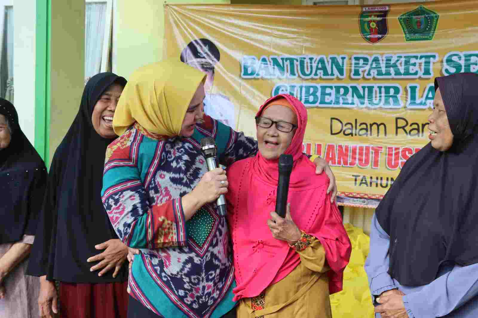 Ketua LKKS Lampung Serahkan Bantuan, Peringati Hari Lanjut Usia Nasional ke-29 Ketua LKKS Lampung Serahkan Bantuan, Peringati Hari Lanjut Usia Nasional ke-29