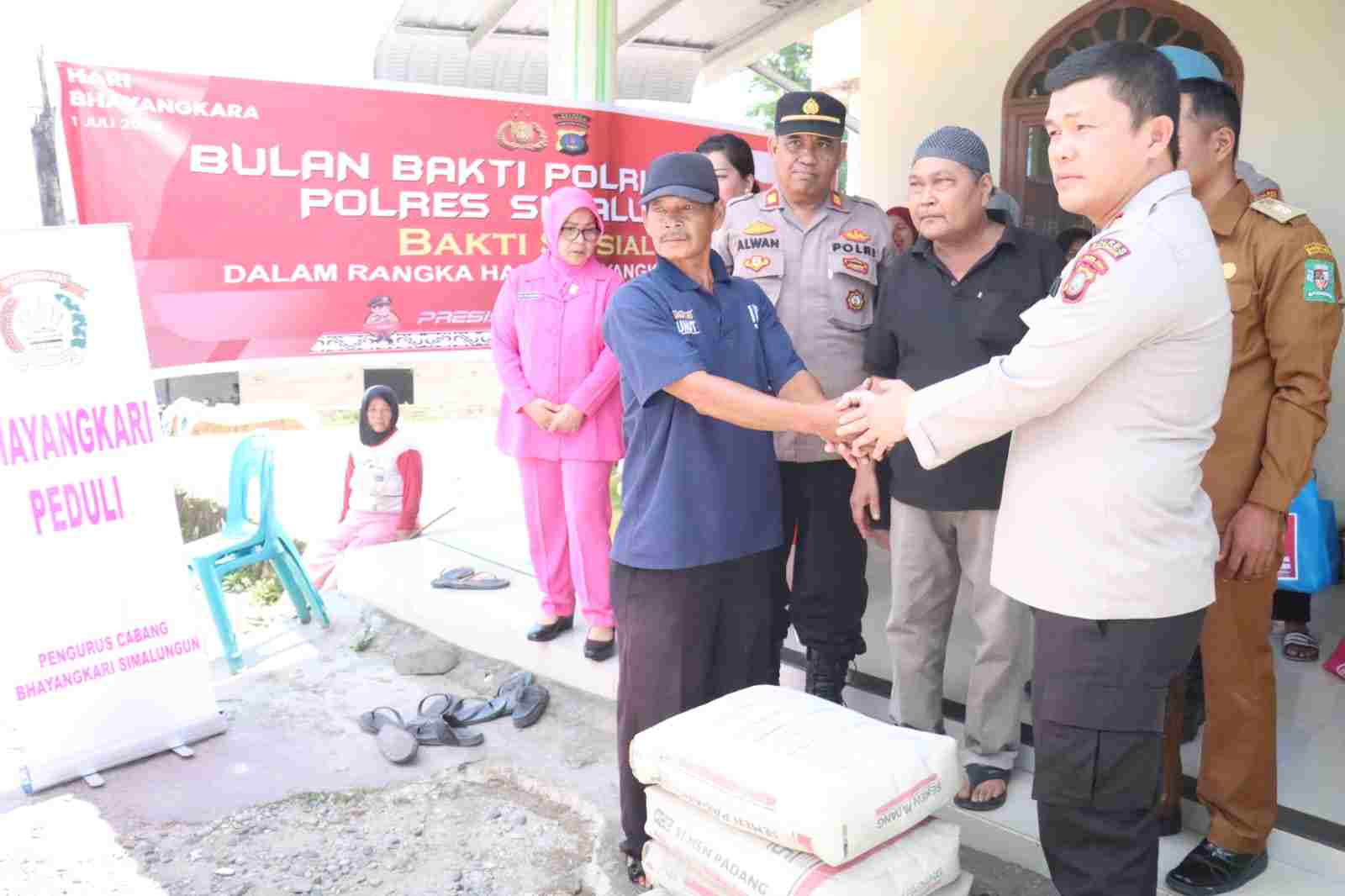 Kapolres Simalungun Serahkan Bantuan Ke Masjid Tertua di Kecamatan Raya Kapolres Simalungun Serahkan Bantuan Ke Masjid Tertua di Kecamatan Raya