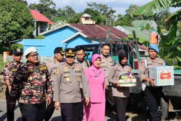 Kapolresta bersama Kadis Dinsos Sambangi Puluhan rumah Warakawuri dan Purnawirawan Kapolresta bersama Kadis Dinsos Sambangi Puluhan rumah Warakawuri dan Purnawirawan