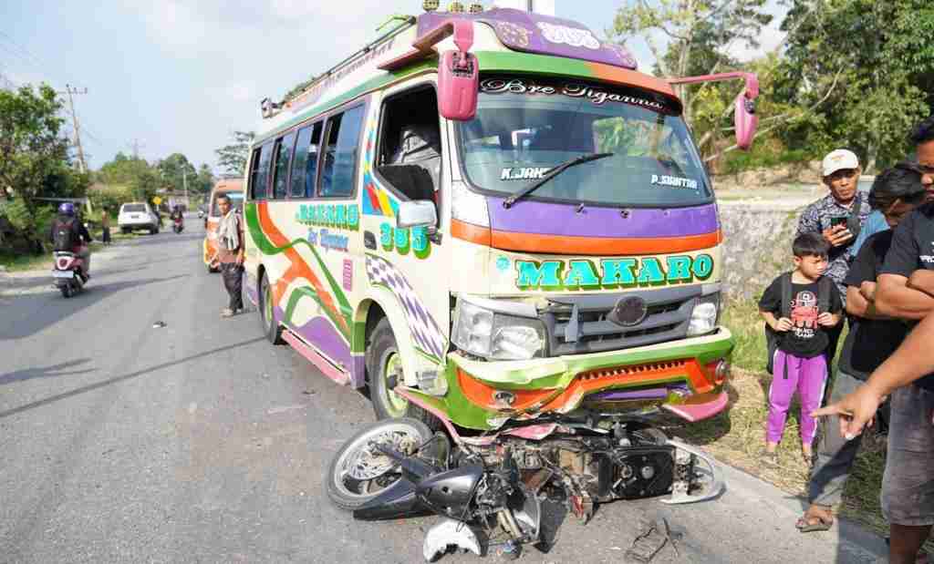 Sepeda Motor Kontra Bus Penumpang, Satu Orang Luka Berat Sepeda Motor Kontra Bus Penumpang, Satu Orang Luka Berat