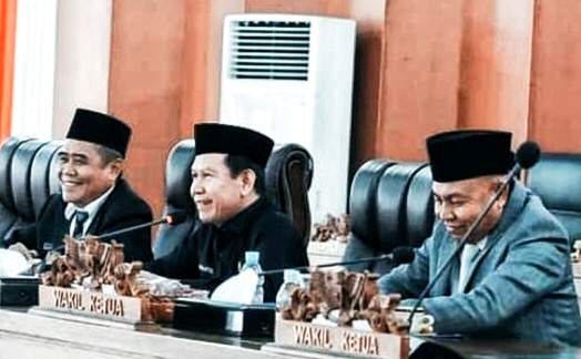 Rapat Paripurna DPRD Terhadap Pandangan Fraksi dan Penjelasan Bupati OI Rapat Paripurna DPRD Terhadap Pandangan Fraksi dan Penjelasan Bupati OI