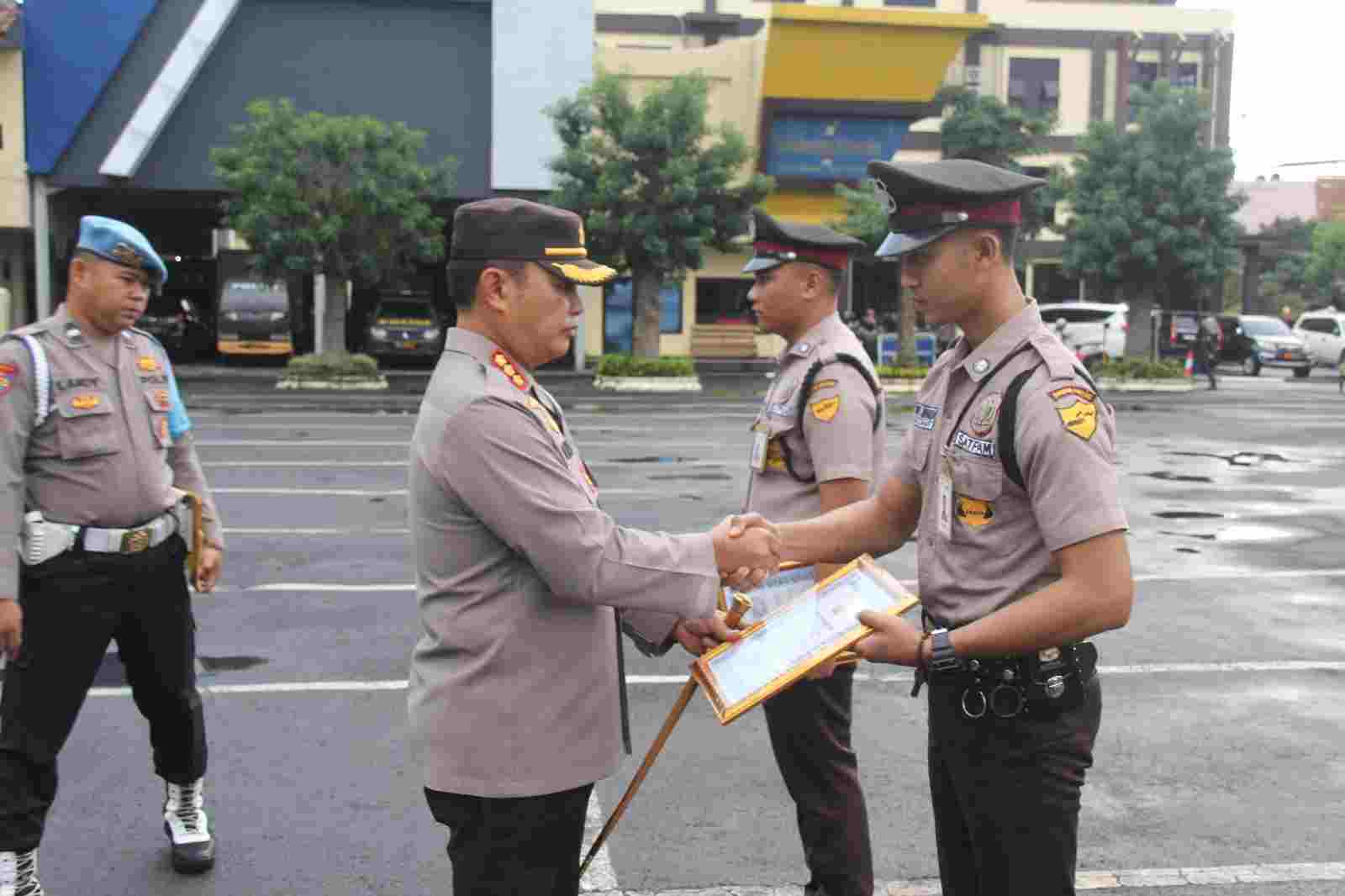 Gagalkan Aksi Pembobolan ATM, Polresta Berikan Penghargaan Dua Satpam Bank Mandiri Gagalkan Aksi Pembobolan ATM, Polresta Berikan Penghargaan Dua Satpam Bank Mandiri