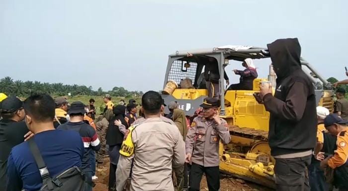 Cukup Kondusif Pembersihan Areal HGU No.94 Lahan PTPN2 di Desa Limau Mungkur Cukup Kondusif Pembersihan Areal HGU No.94 Lahan PTPN2 di Desa Limau Mungkur