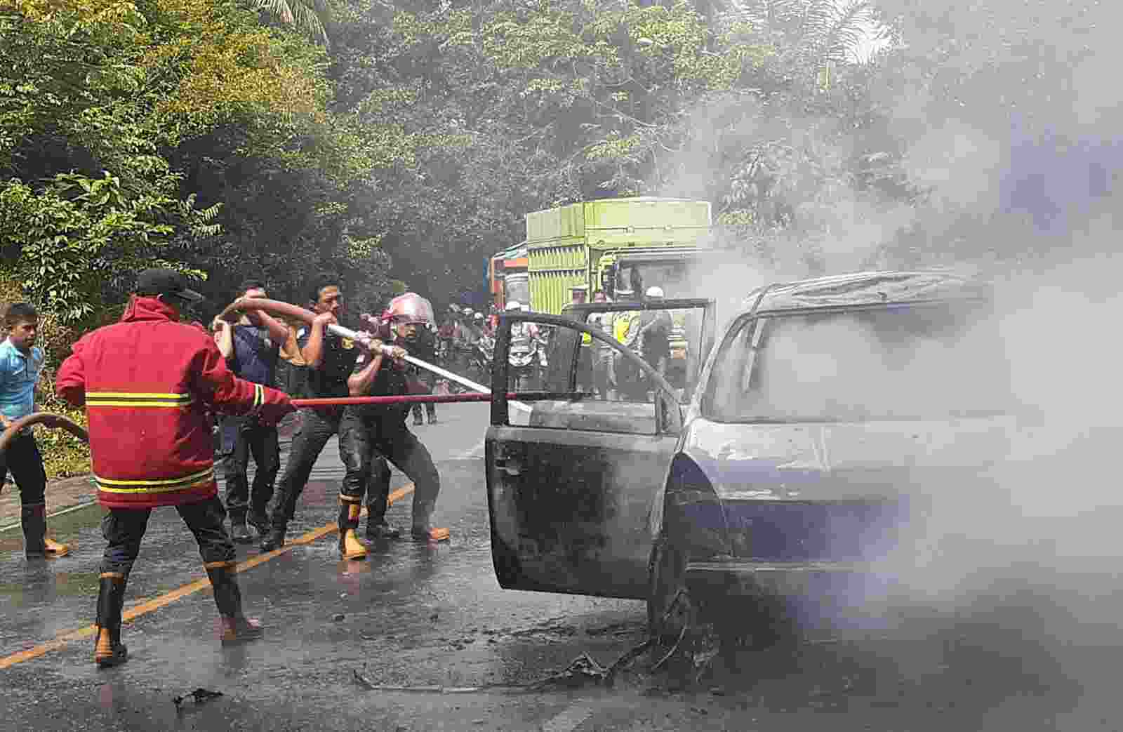Sat Lantas Polres Tanggamus Amankan Area Kebakaran Mobil di Jalinbar Batu Kramat Sat Lantas Polres Tanggamus Amankan Area Kebakaran Mobil di Jalinbar Batu Kramat
