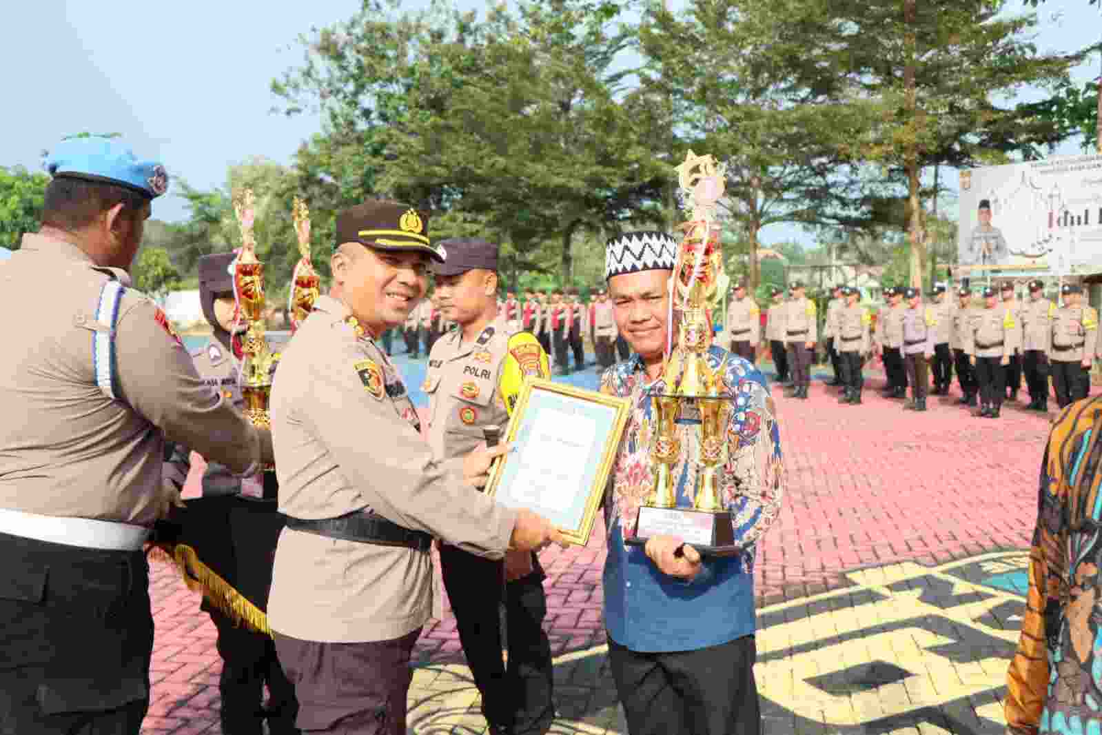 Kapolres Pesawaran Pimpin Langsung Apel Satuan Keamanan Lingkungan (Satkamling) Kapolres Pesawaran Pimpin Langsung Apel Satuan Keamanan Lingkungan (Satkamling)