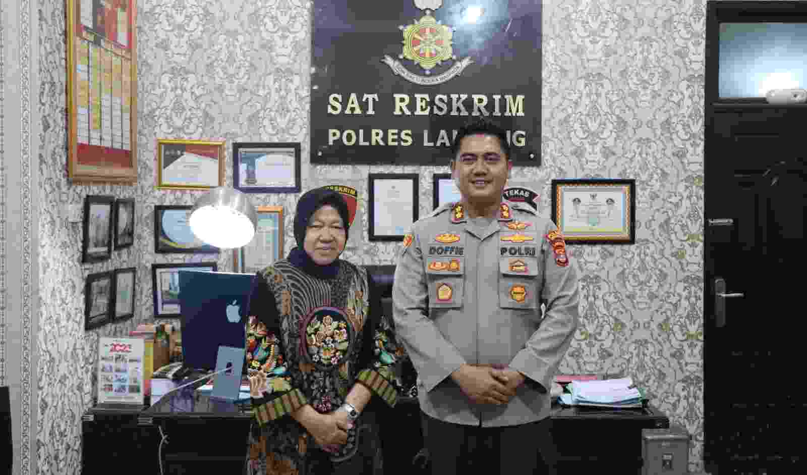 Kapolres dan Kasat Reskrim Polres Lamteng Menerima Piagam dari Menteri Sosial Kapolres dan Kasat Reskrim Polres Lamteng Menerima Piagam dari Menteri Sosial