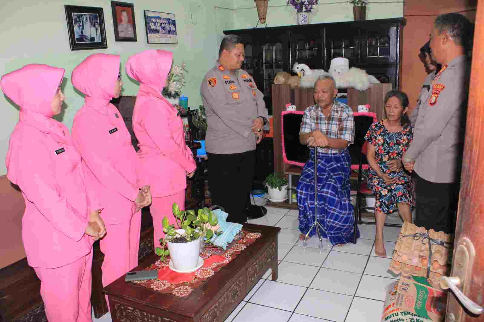 Bulan Bakti Polri Presisi, Polsek Kalideres Sambangi purnawirawan Sedang Sakit Menahun Bulan Bakti Polri Presisi, Polsek Kalideres Sambangi purnawirawan Sedang Sakit Menahun